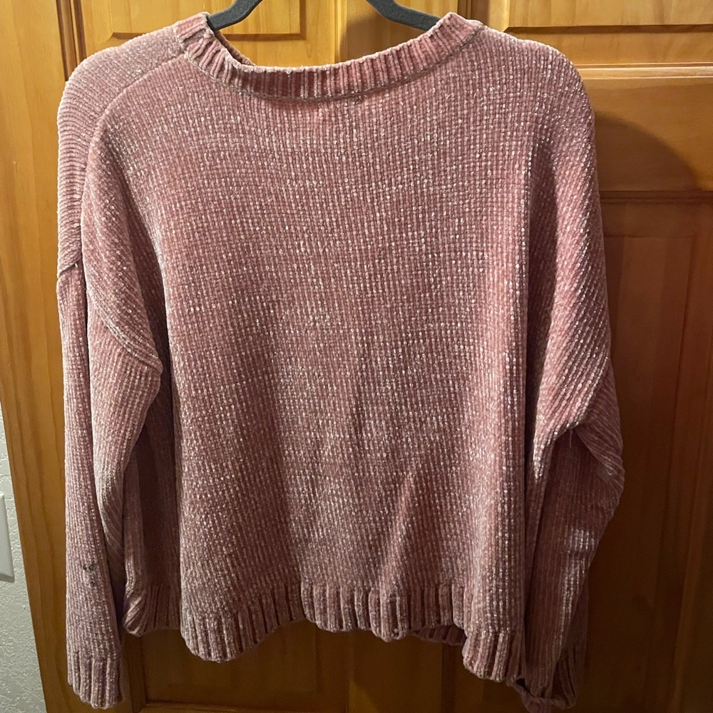 Size Medium pink sweater. Super soft material. Only worn once. Good condition!